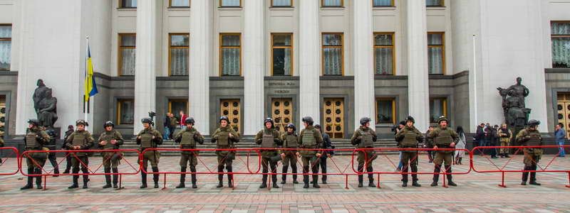 Потасовка полиции и активистов, дымовые шашки в Верховной Раде: как принимали закон о Донбассе