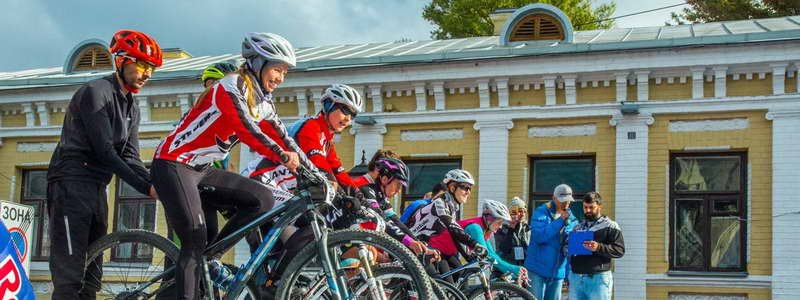 Жителям центра Киева в эффектном стиле прививали любовь к велосипедам