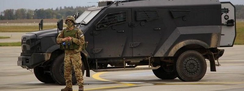 Люди в форме, оружие и бронемашины: что происходило в аэропорту «Борисполь»