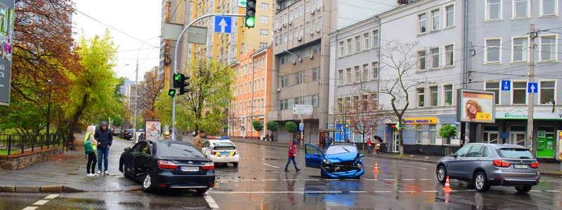 В Киеве авто Peugeot врезался в Toyota: в машине был ребенок