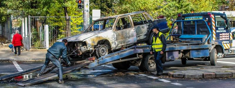 В Киеве средь бела дня сгорел автомобиль Volvo: видео пожара