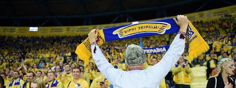 В Киеве полторы тысячи фанов прошли маршем в поддержку сборной Украины