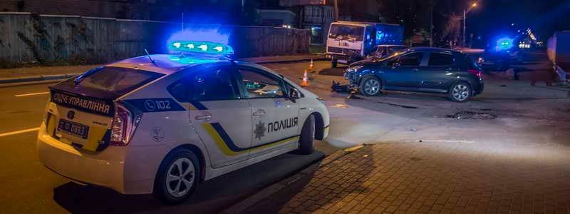 В Киеве не разминулись три автомобиля: есть пострадавшие