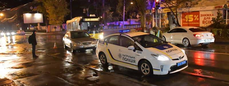 В Киеве Huyndai Grandeur сбил женщину на светофоре