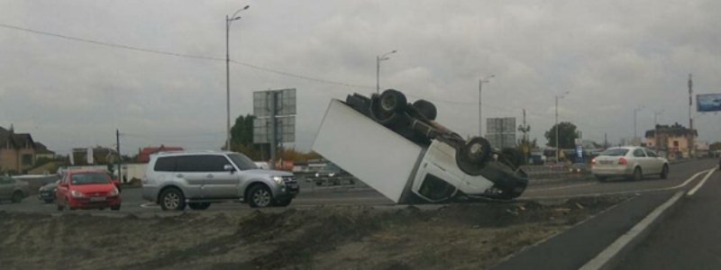 В Киеве «Газель» упала копытами вверх