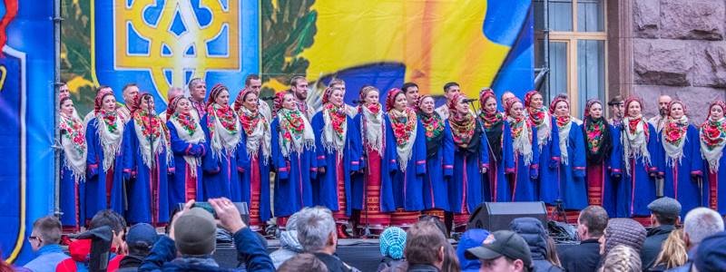 В Киеве казаки, нарядные девушки и дети отпраздновали День защитника Украины