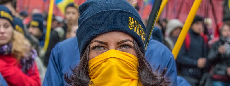 Огонь, "дымовухи" и балаклавы на лице: в Киеве прошел марш УПА