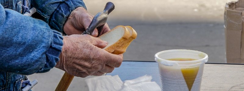 В Киеве бесплатно накормили пенсионеров: как это было
