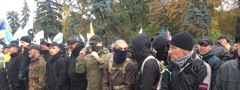 В Киеве неизвестные в балаклавах приготовились к штурму Верховной Рады