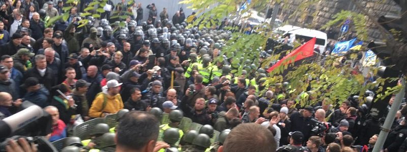 В Киеве пронесли палатки под Раду после масштабной драки на Грушевского