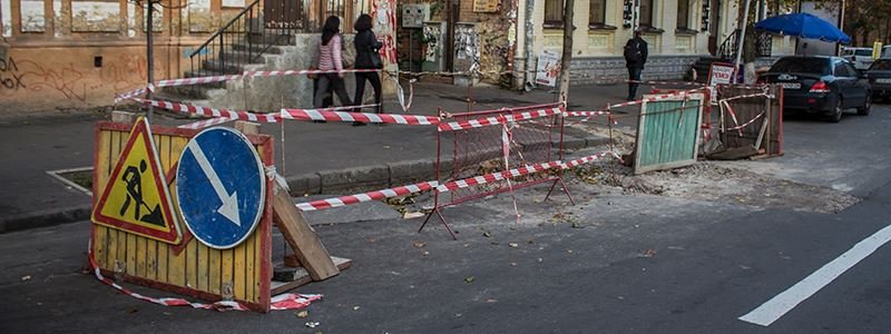 В центре Киева образовалась яма, которой никто не занимается