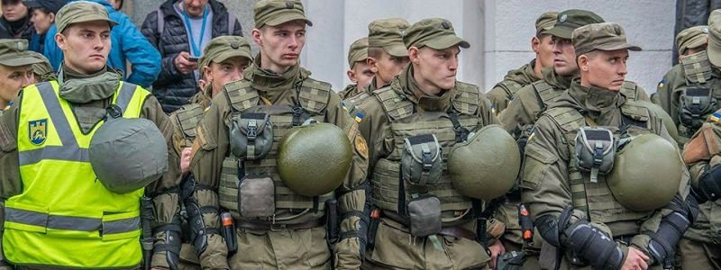 К резиденции Порошенко "подтягивают" военных и технику