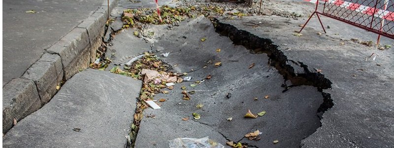 Яма может стать угрозой обвала зданий в центре Киева