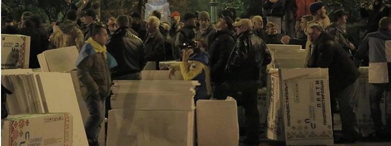 В Киеве под Верховной Радой полиция борется с пенопластом