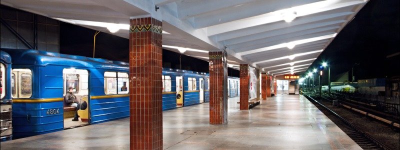 В Киеве под поезд метро попал человек