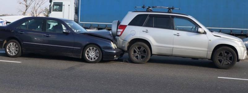 В Киеве водитель Mercedes засмотрелся на масштабное ДТП и врезался в Suzuki