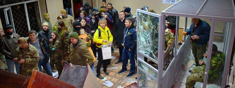 В Киеве суд над Коханивским закончился баррикадами и полицейским штурмом