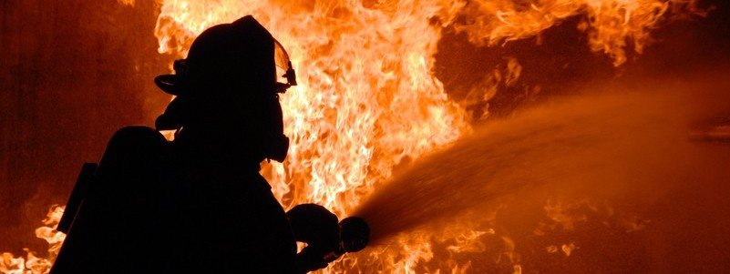 В Киеве загорелся автомобиль с водителем внутри