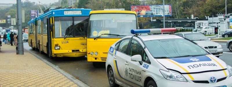 На Дружбы Народов столкнулись маршрутка и троллейбус: пострадала женщина