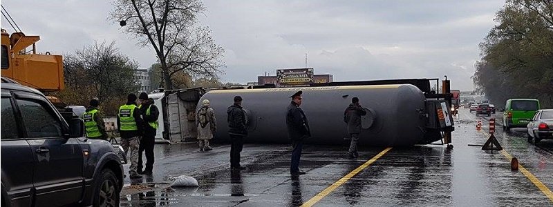 Под Киевом грузовик отправил в нокаут фуру с аммиаком