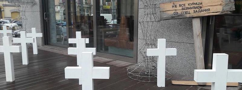 В центре Киева со скандалом снесли "кладбище" из крестов