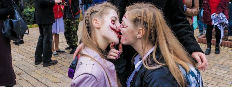 Медики-убийцы, Пеннивайз и девушки-трупы: в Киеве прошел зомби-парад