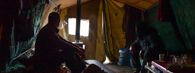 Тыквы для депутатов и полевая кухня для протестующих: чем живет палаточный городок под Радой