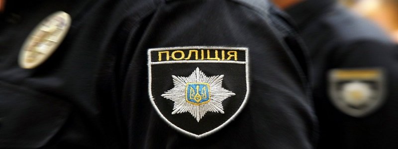 В Киеве патрульные использовали пожарную лестницу, чтобы спасти пенсионерку