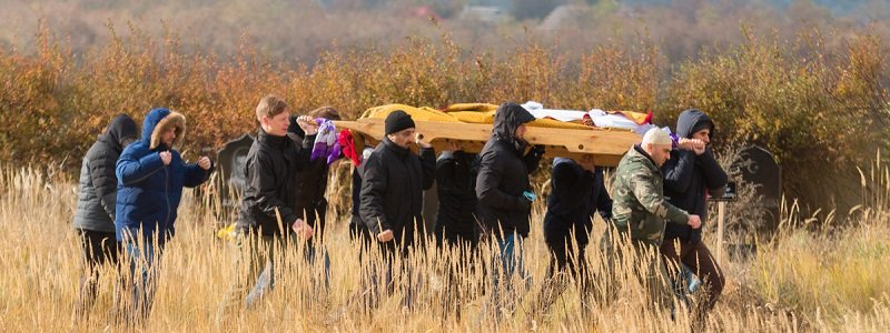 Под охраной и втайне от всех: в Днепре похоронили убитую Амину Окуеву