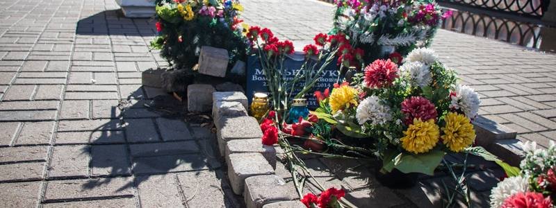 В Киеве третий раз за год сломали мемориальную доску Герою Небесной Сотни