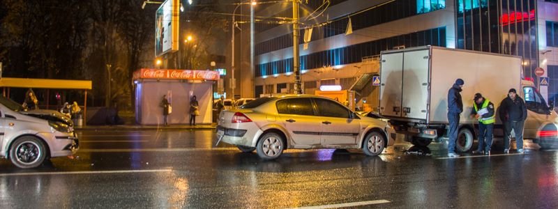 На Шулявке столкнулись Chevrolet, Renault и Iveco: подробности аварии