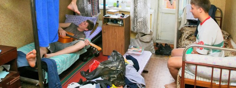 Вузы Украины накажут за запрет пускать студентов в общежития ночью
