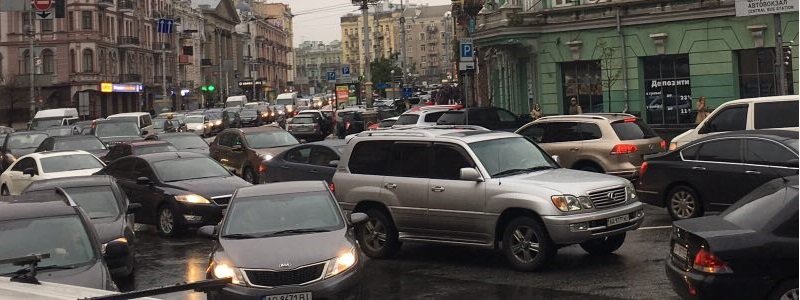 Мелкое ДТП остановило сотни машин в центре Киева