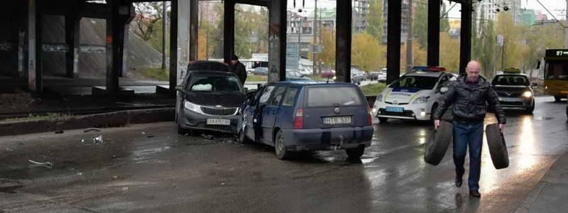 ДТП на проспекте Соборности: водителя Volkswagen извлекали из машины спасатели