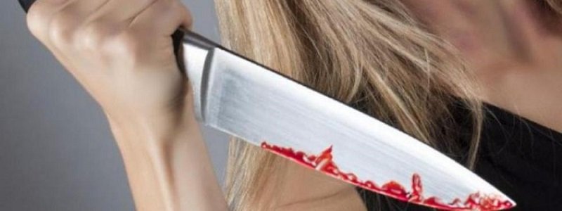 В Киеве пьяная девушка пырнула парня ножом
