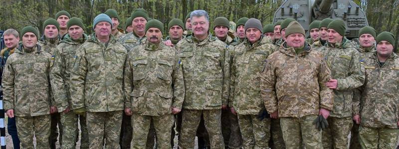 Порошенко под Киевом проверил украинскую артиллерию на стандарты НАТО