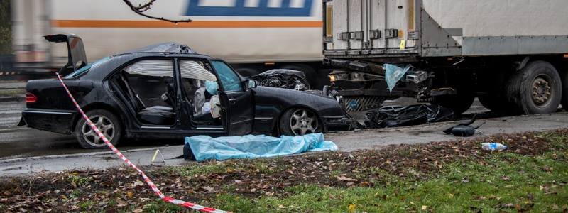 В Киеве во время гонок на Заболотного погиб 22-летний водитель Mercedes