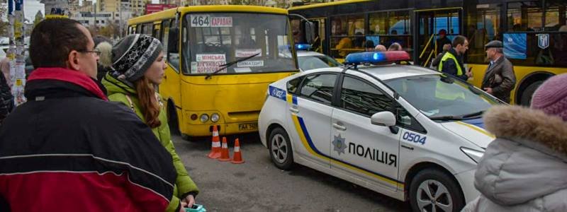 В Киеве маршрутка въехала в людей на остановке: есть жертвы