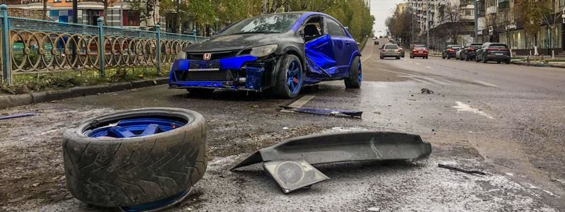 ДТП на Печерске: тюнингованная Honda потеряла колесо и снесла забор на Леси Украинки
