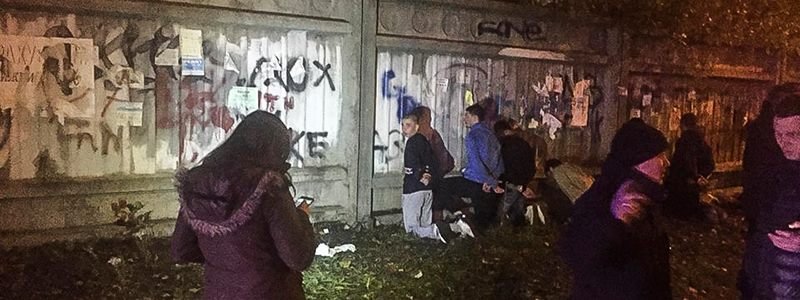 В Киеве посреди улицы футбольные фанаты устроили драку "стенка на стенку"