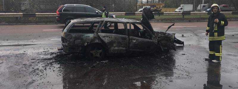 ДТП на Теремках: Mercedes сгорел дотла из-за лопнувшего колеса