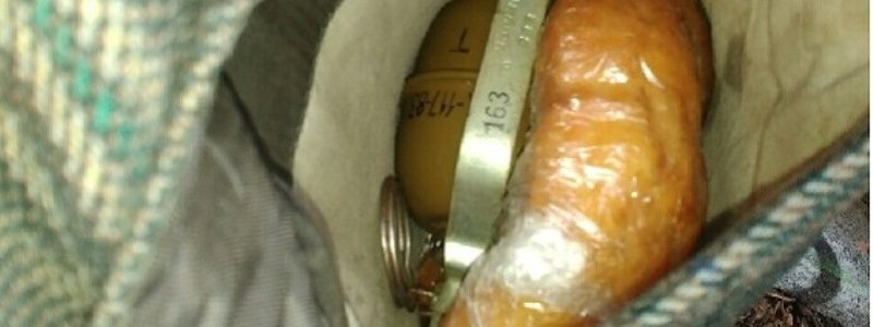 В  Киеве нервный мужчина вышел на променад с булочкой и гранатой в кармане