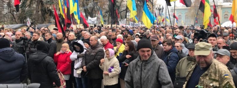Под Радой начался митинг: собравшиеся ждут Саакашвили