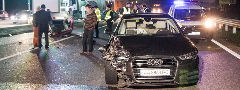 ДТП на Днепровском шоссе: подрезав Audi, "Таврия" перевернулась и влетела в мусоровоз