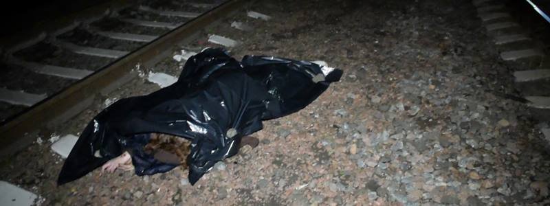 Смерть под колесами: на проспекте Науки поезд сбил девушку