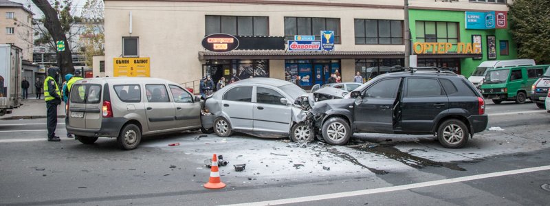 На Шулявке столкнулись несколько автомобилей: погиб мужчина