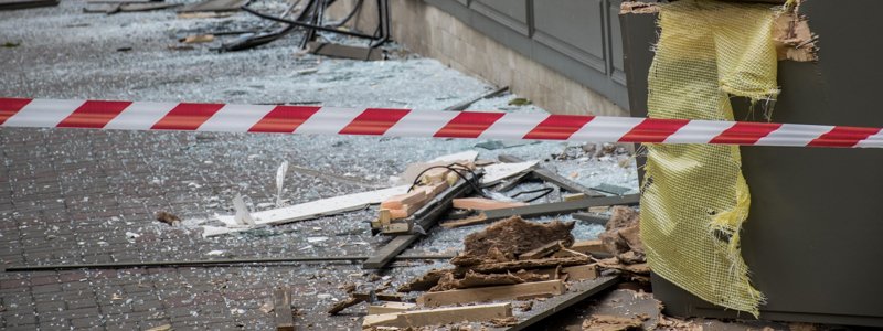 Спортивные ребята на экскаваторе внезапно разнесли здание в центре Киева