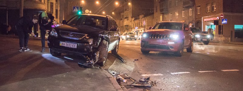 В центре Киева девушки на Jeep врезались в Lexus