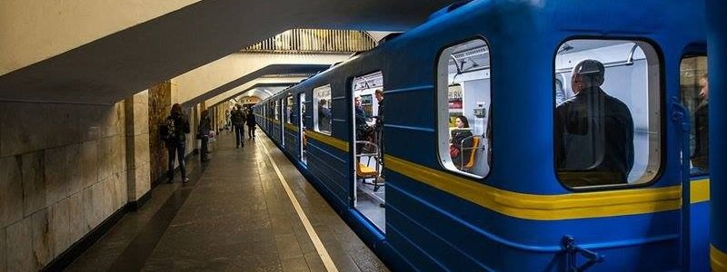 В метро Киева парню подсунули фальшивый жетон и обвинили в мошенничестве