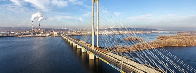 На выходных ограничат движение по двум главным мостам Киева